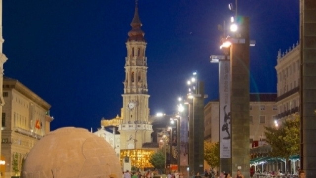 Veduta notturna della centrale Plaza de Pilar, Saragozza