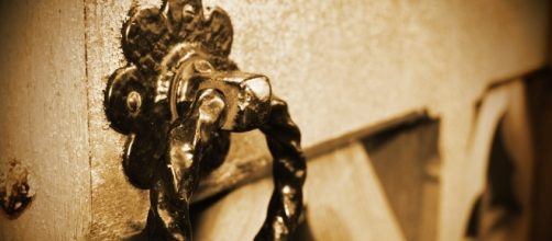 Knocking on door. Image via Pixabay.