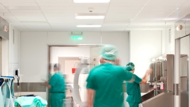 Bimbo con ferita da arma da taglio: sospetti sul nonno