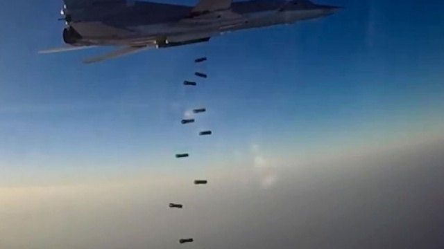 Siria, raid dell'aviazione russa su convoglio Isis: uccisi oltre 200 miliziani