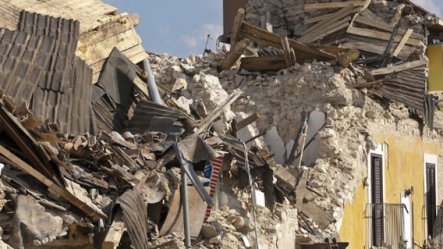 Le macerie di diverse case dopo un terremoto