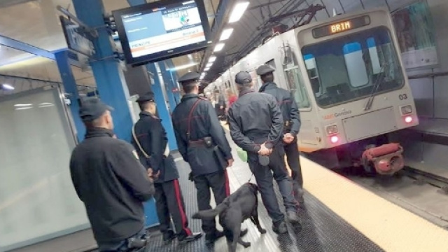 Uomo muore sotto la metro di Roma