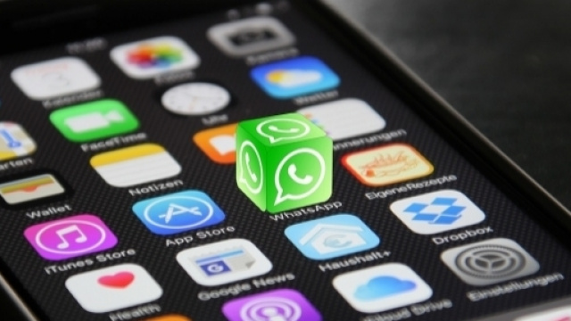 WhatsApp, l'ultimo aggiornamento &egrave; una "dichiarazione di guerra" a Snapchat