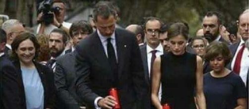 Ada Seg&uacute;n Twitter Ada Colau se esconde vela tras blusa y se r&iacute;e en acto de silencio y homenaje a las v&iacute;ctimas