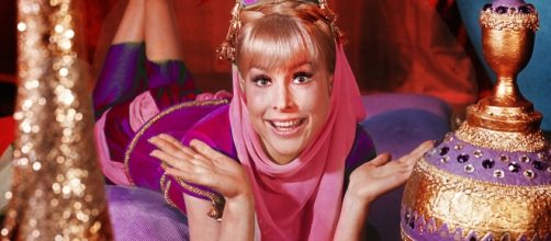 Barbara Eden na famosa garrafa da Jeannie