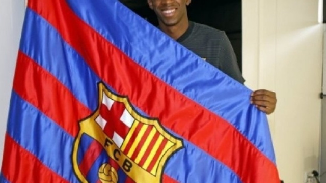 Demb&eacute;l&eacute; signe son contrat au FC Barcelone