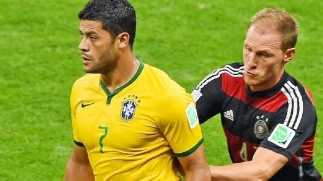 Sulla destra Benedikt Howedes in azione, possibile acquisto della Juventus