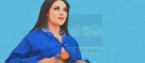Garota tirou a roupa enquanto apresentava a previs&atilde;o do tempo (foto: Captura de v&iacute;deo)