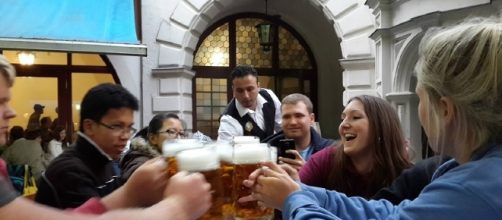 People drinking beer. [Image via Peg93, Wikimedia Commons]