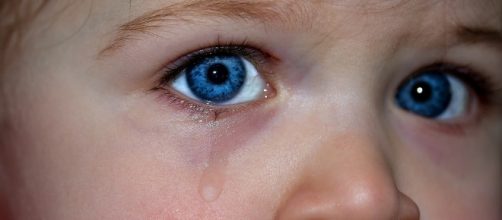 Children tend to withdraw when parents don't show affection. [Image via Pixabay]