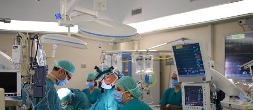 Cardiac surgery operating room (Pfree2014 wikimedia)