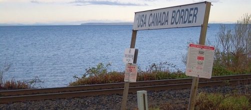 US-Canada border at Peace Arch Park (Credit &ndash; Vmenkov &ndash; wikimediacommons)