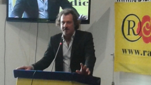 Lo scrittore Paolo Izzo durante un convegno dei Radicali Italiani (immagine di repertorio)