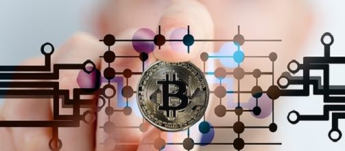 Bitcoin credits:freegreatpictures http://maxpixel.freegreatpicture.com/Hand-Currency-Crypto-currency-Money-Bitcoin-Keep-2643159