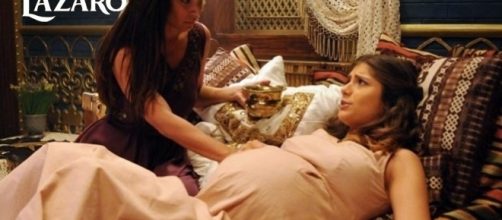 Mulheres do pal&aacute;cio ajudam Lia em parto, mas algu&eacute;m aparece para resolver