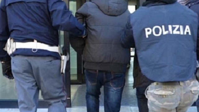 Arrestato dalla polizia, indossava un piumino in pieno agosto