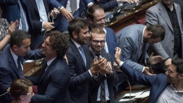 I parlamentari M5S esultano dopo l&rsquo;approvazione alla Camera della legge sull&rsquo;abolizione dei vitalizi