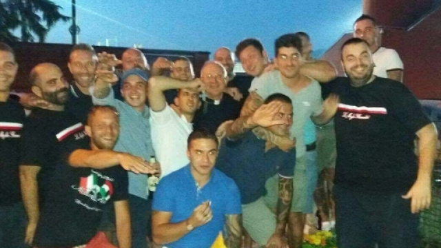 La foto in cui alcuni ultras della Lucchese fanno il saluto romano a fianco al Vescovo