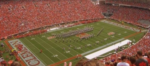 There are a number of people who watch football because they want to see a couple good plays. [Image: Casey H/Wikimedia Commons]