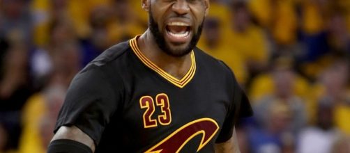 James dijo que los fan&aacute;ticos de los Celtics no deber&iacute;an estar enfadados con Thomas porque fue cambiado.