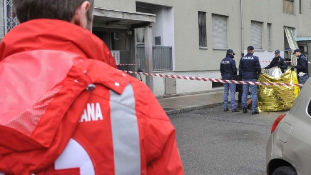Calabria: 36enne si getta da un balcone e muore