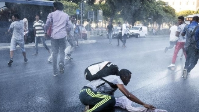 Folla di migranti sgomberati a Roma - Fonte: pourfemme.it