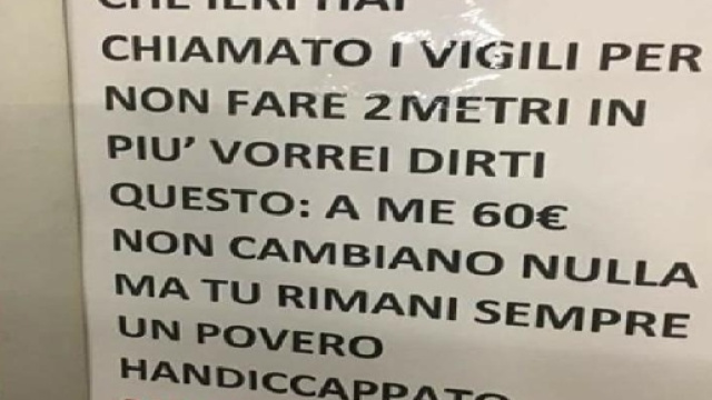Il cartello scritto dall'automobilista contro un disabile
