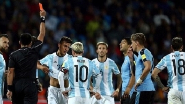 L'espulsione di Dybala nel match tra Argentina ed Uruguay disputato per le attuali qualificazioni ai Mondiali