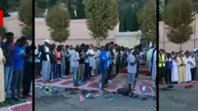 Preghiera collettiva di fedeli musulmani a Ventimiglia