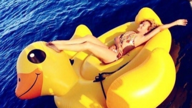 Relax su un papero galleggiante per Barbara D'Urso