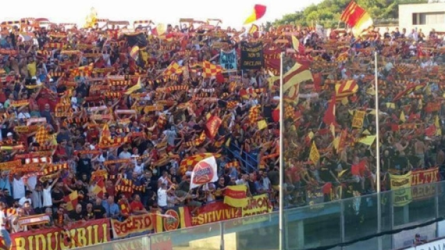 Tifosi leccesi presenti a Brindisi.