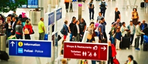 Airport people / Photo via MichaelGaida, Pixabay