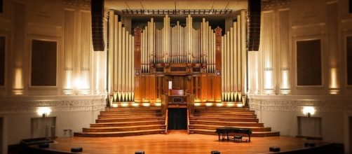 Center stage. Image via Pixabay