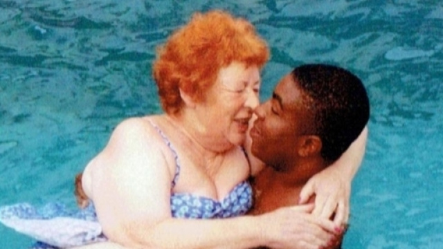 Angela con il giovane marito nigeriano