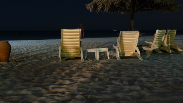 Copyright falco: la bellezza della spiaggia di notte non deve far sottovalutare rischi per la propria incolumit&agrave;.