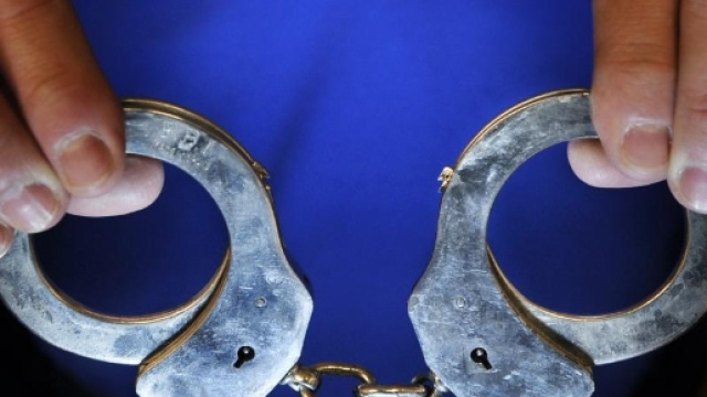 Immigrato inneggia Allah e prende a calci la porta della Prefettura di Reggio Emilia.