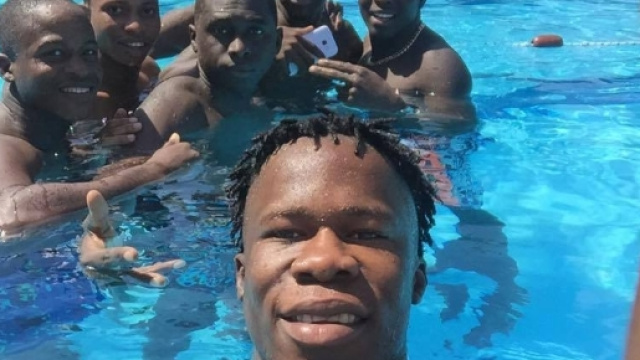Pistoia, migranti in piscina accompagnati dal parroco di Pistoia