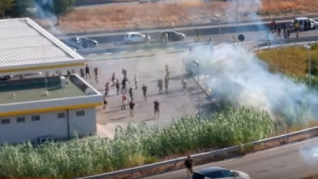 Scontri tra ultras del Brindisi e tifosi del Lecce, fotogramma di youtube