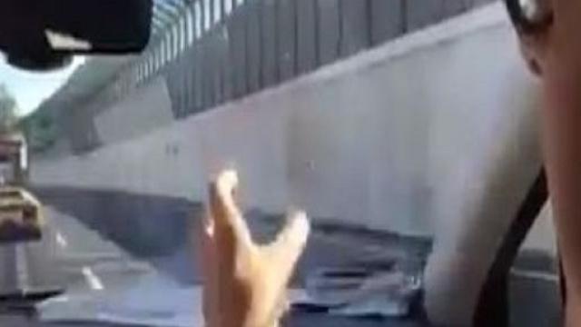 Sgarbi inveisce contro il conducente di una Lamborghini gialla