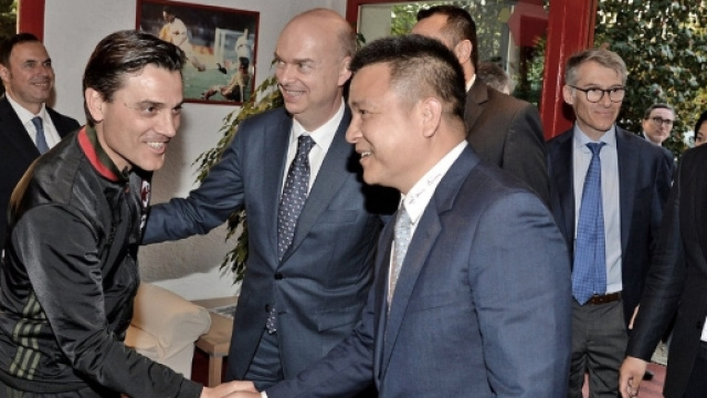 Yonghong Li in visita a Milanello: stringe la mano a Montella