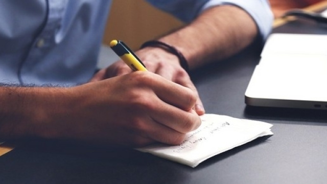 Bandi pubblici per differenti ruoli professionali.