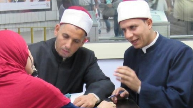 Imam che incontrano una fedele nella metropolitana del Cairo