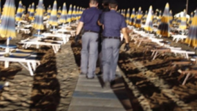 polacca stuprata dal branco in spiaggia a Rimini