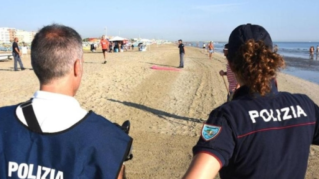 Stupro di Rimini, la polizia stringe il cerchio attorno a 15 nordafricani