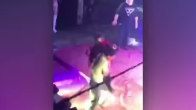 Una scena della rissa sul palco dello strip club