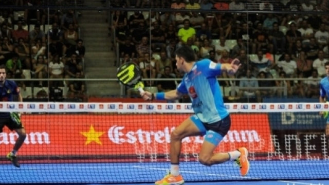 Un'azione di gioco del Paddle o Padel