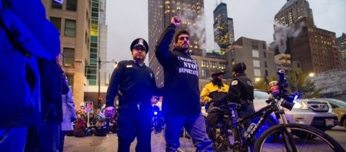 Rally and civil disobedience for immigration reform in Chicago (image by pbarcas/Flickr)