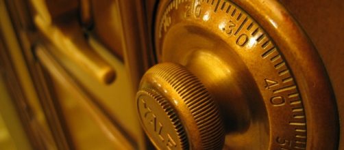 Robot cracks open a safe live on stage in Las Vegas / Photo via Rob Pongsajapan, Flickr