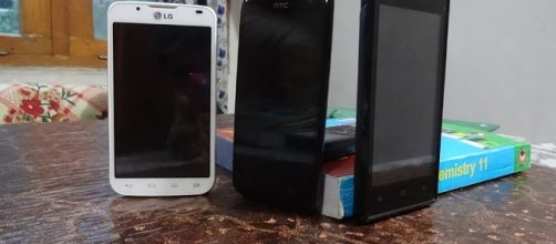 Smartphone LG By Kskhh (Own work) [CC BY-SA 4.0 (http://creativecommons.org/licenses/by-sa/4.0)], via Wikimedia Commons