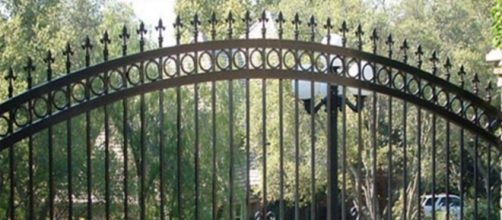 Homem de 27 anos perde o p&ecirc;nis ao pular grade com pontas de lan&ccedil;a